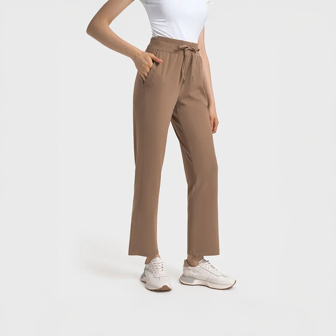 Mujer usando pantalón deportivo color khaki con corte recto, tiro alto y lazo ajustable, ideal para yoga o uso casual.