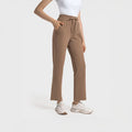 Mujer usando pantalón deportivo color khaki con corte recto, tiro alto y lazo ajustable, ideal para yoga o uso casual.