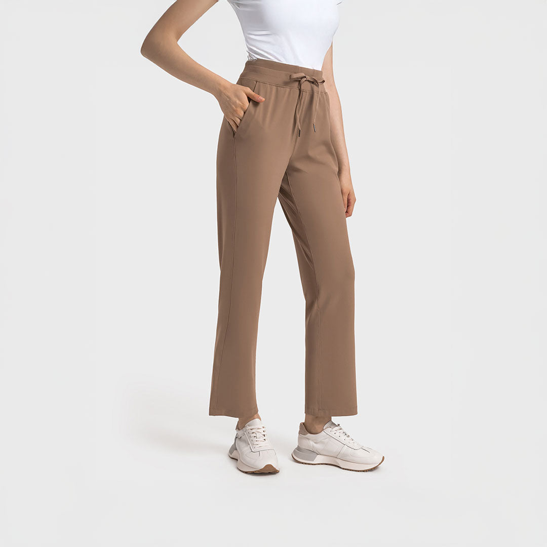Mujer usando pantalón deportivo color khaki con corte recto, tiro alto y lazo ajustable, ideal para yoga o uso casual.