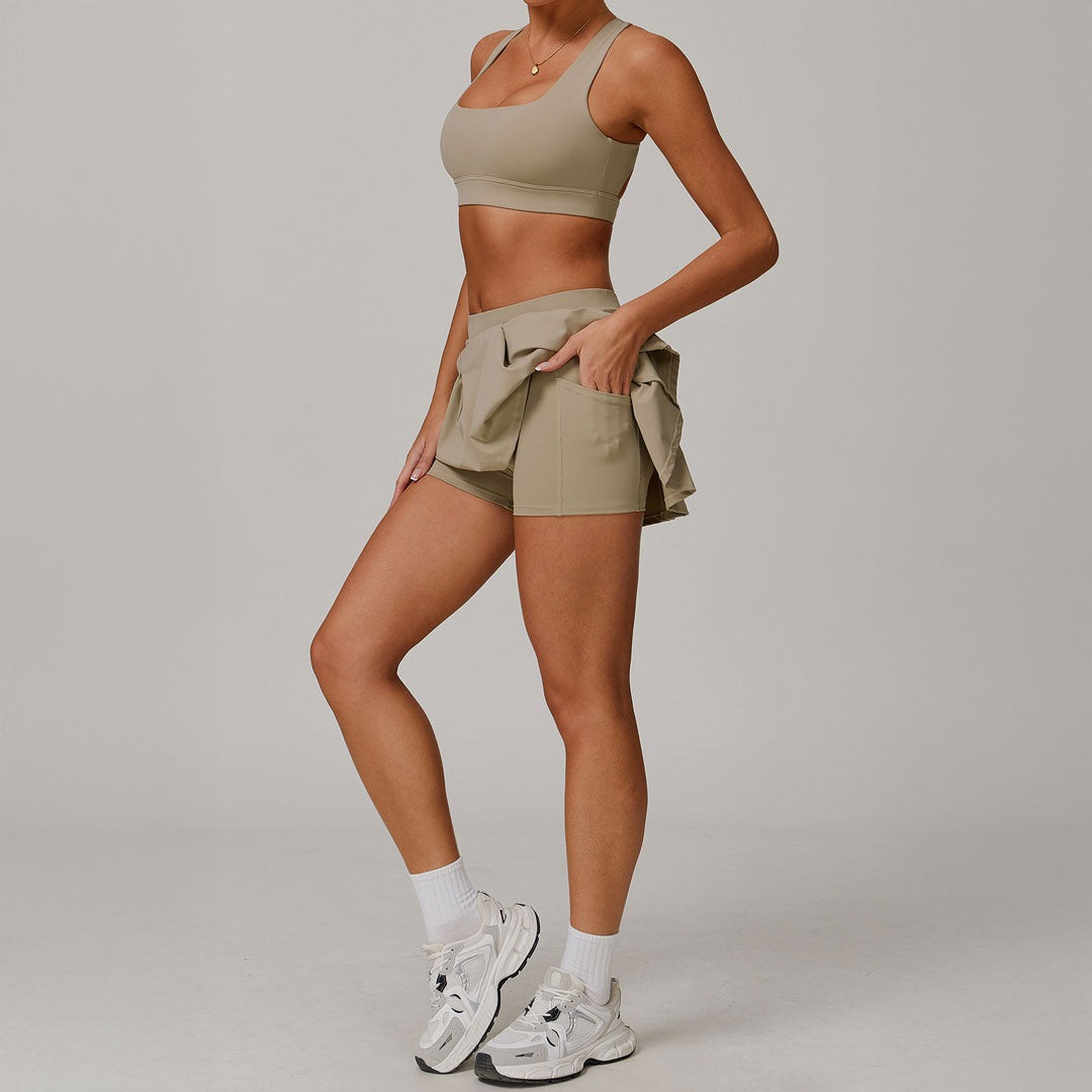 Mujer luciendo un conjunto deportivo de falda y sports bra khaki 
