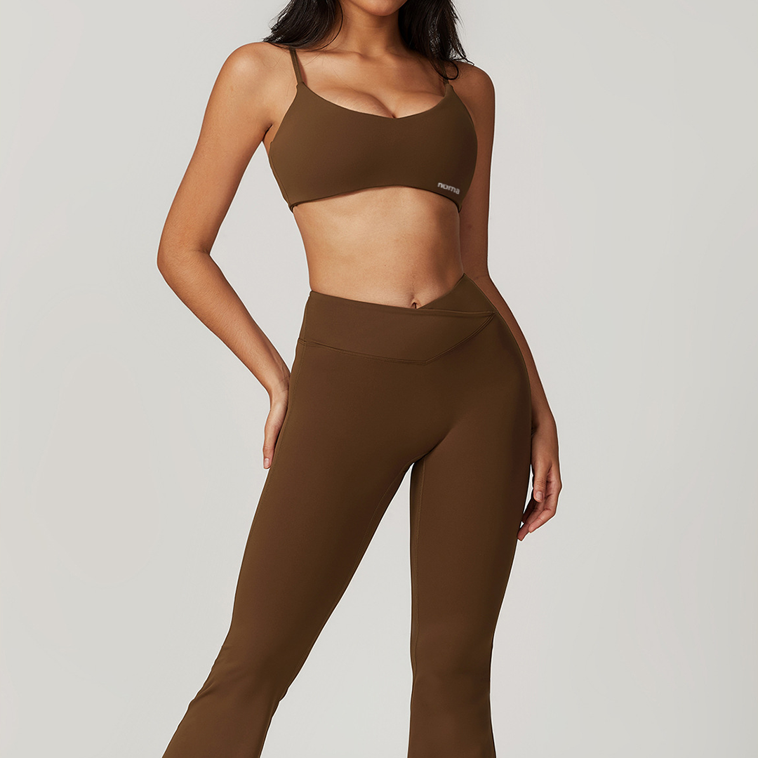 Persona con sports bra café y legging acampanado café