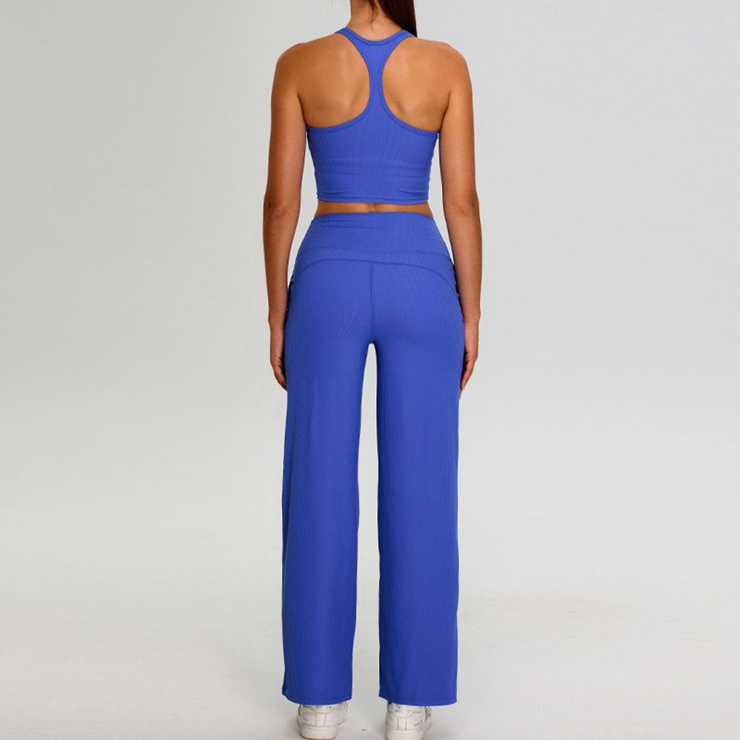 Mujer luciendo un conjunto de top deportivo y pantalón recto azul eléctrico