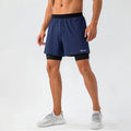 Hombre luciendo short deportivo azul