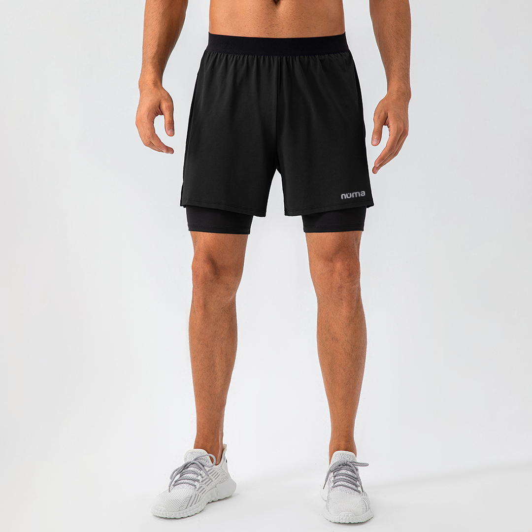 Hombre luciendo short deportivo negro