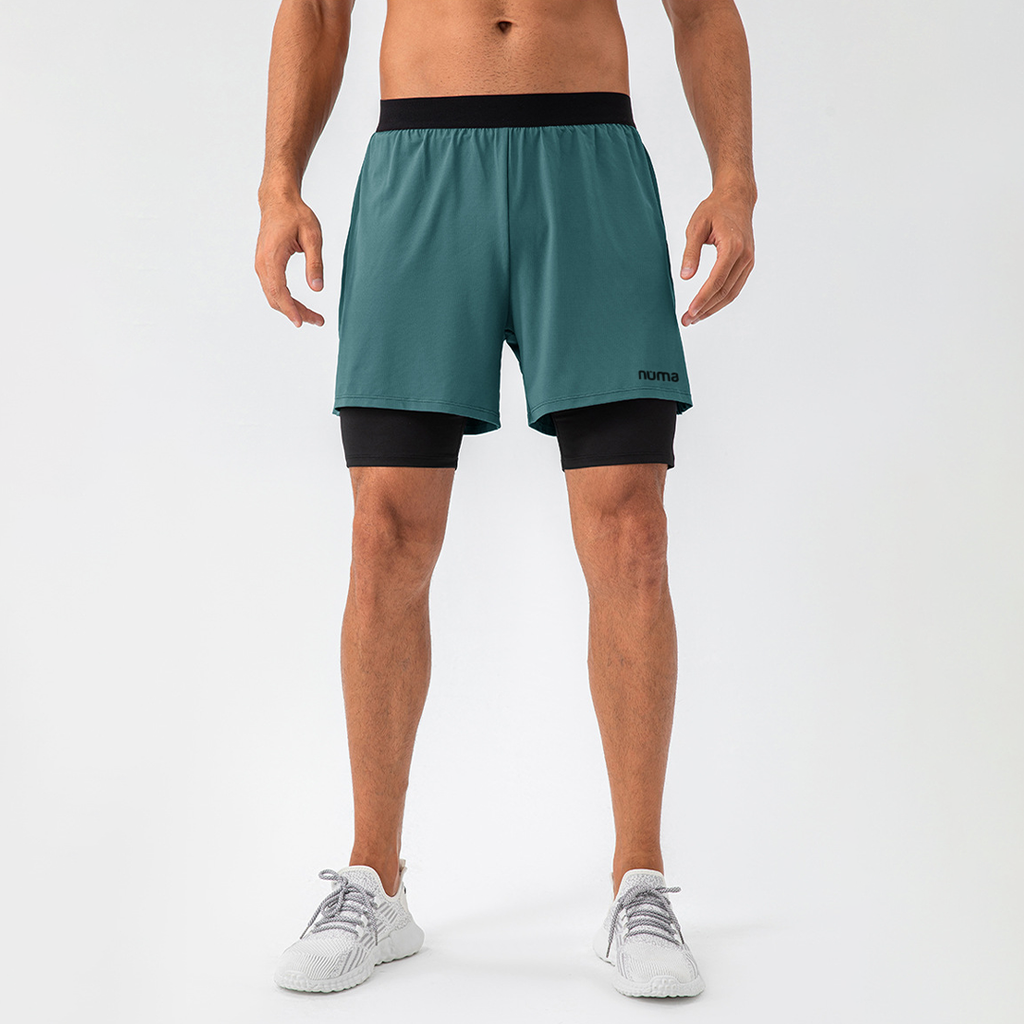 Hombre luciendo short deportivo color verde