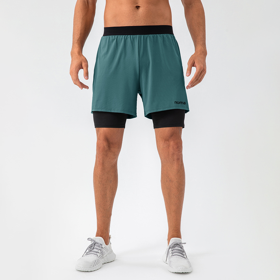 Hombre luciendo short deportivo color verde