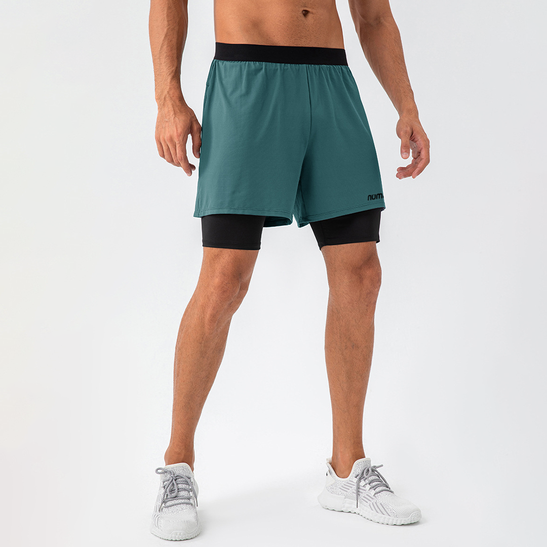 Hombre luciendo short deportivo verde