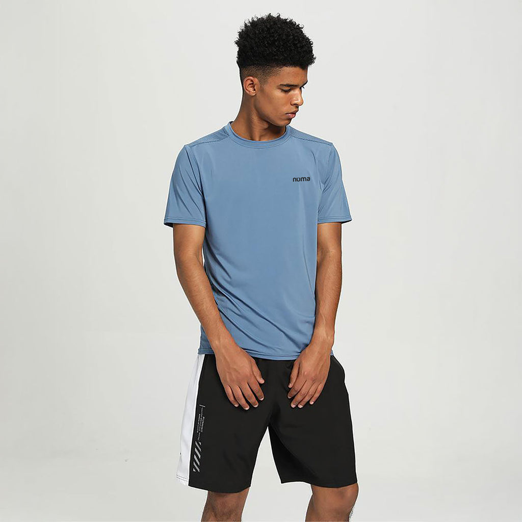 Hombre luciendo una camisa deportiva recta color acero
