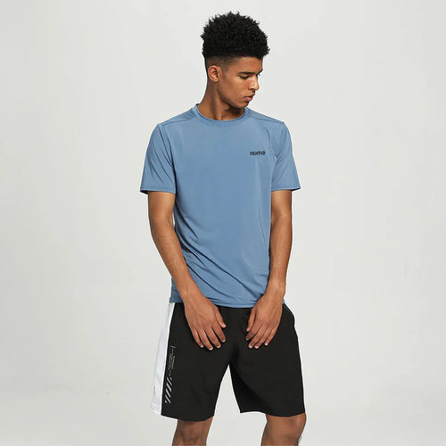 Hombre luciendo una camisa deportiva recta color acero