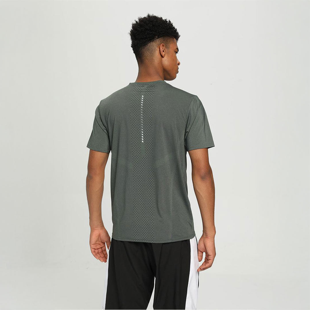 Hombre luciendo una camisa deportiva recta color olivo