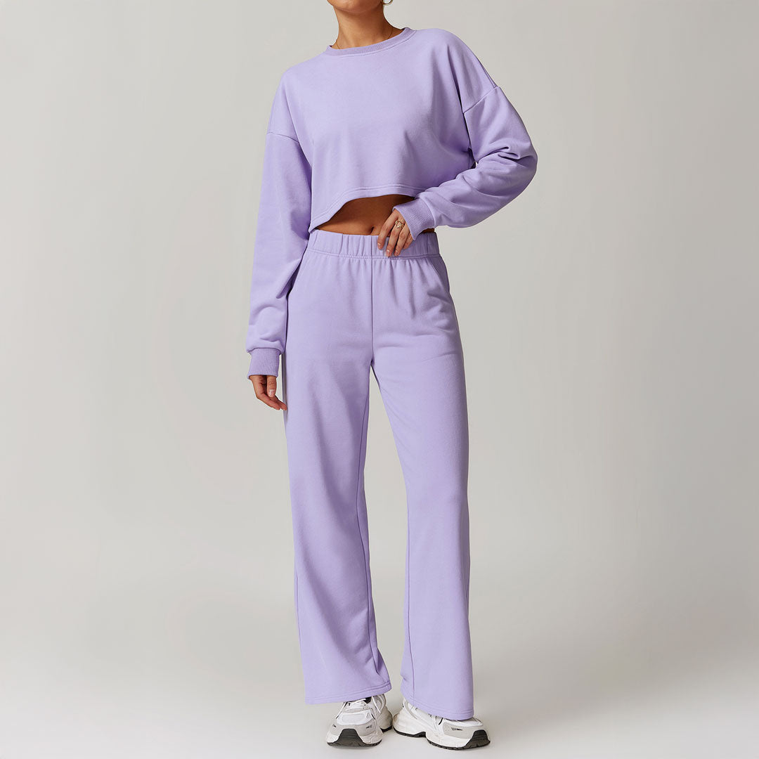 Mujer luciendo un conjunto de jogger y cropped sweater lila