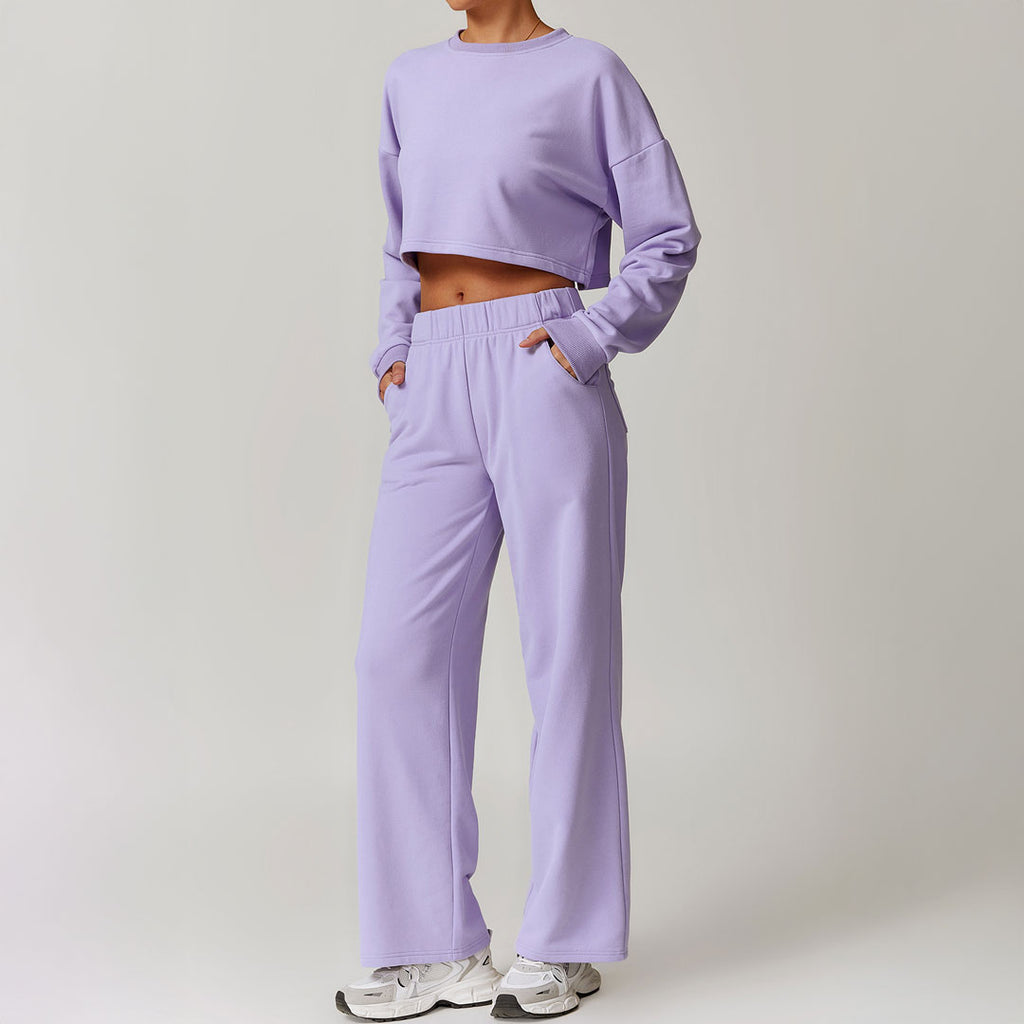 Mujer luciendo un conjunto de jogger y cropped sweater lila