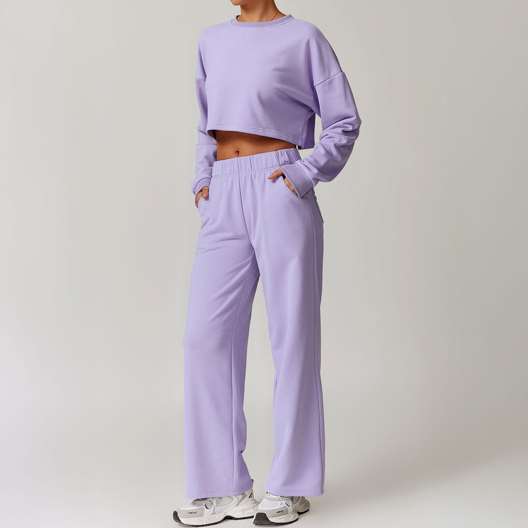 Mujer luciendo un conjunto de jogger y cropped sweater lila