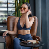 Conjunto Siena NÜMA en azul, vista sentada del set de dos piezas
