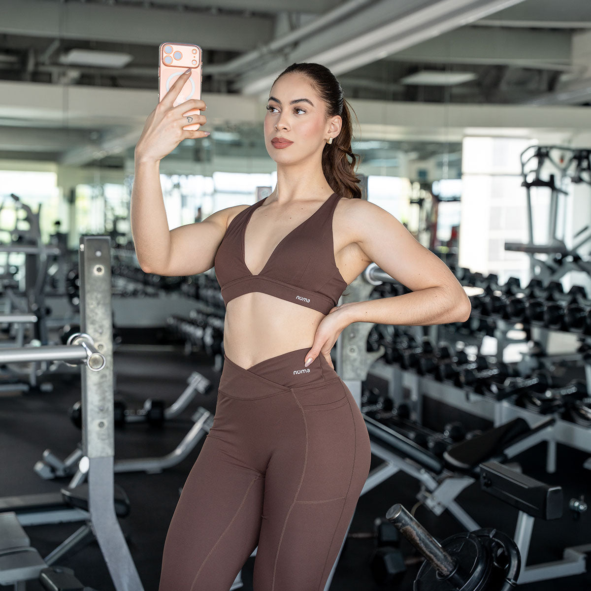 Conjunto Siena NÜMA en café, vista del legging de cintura cruzada